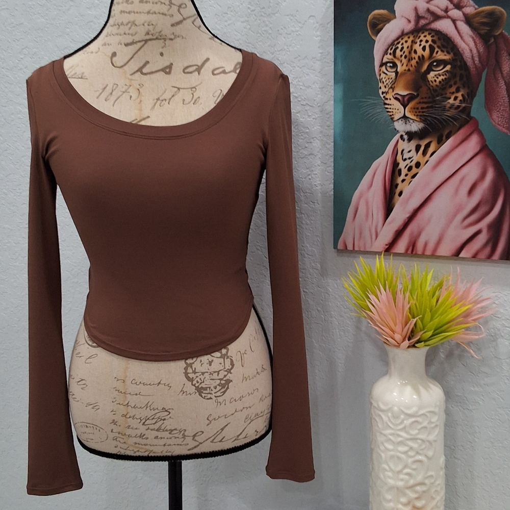 NWOT HALARA Long Sleeve Cut Out Tie Back Cropped Sport Top